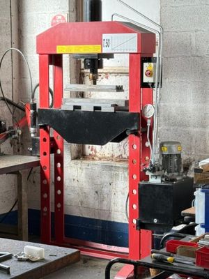 un homme travaillant sur une machine dans un garage