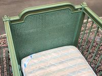 Lit d'enfant de style Louis XVI en bois relaqué vert à doubl… (photo 3)