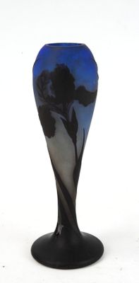 un vase noir et bleu orné d'une fleur