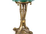une table dorée et verte avec un plateau en marbre sur fond blanc