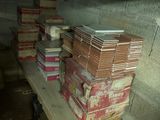 des piles de livres posées sur une étagère dans une pièce