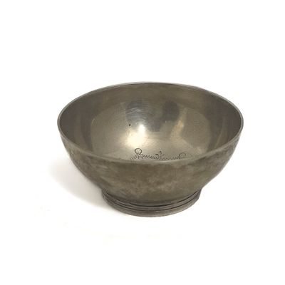 Coupelle en argent, le fonds de la coupelle gravé d'un décor…