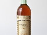 une photo d'une bouteille de vin posée sur une table en bois