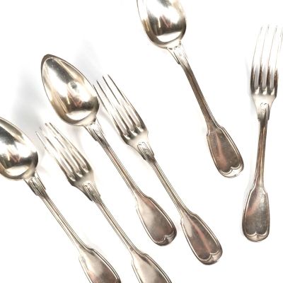cinq cuillères en argent et six cuillères en argent posées sur un fond blanc