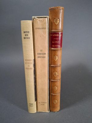 trois livres sont empilés sur une surface grise