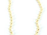 Le collier est composé de perles et muni d'un fermoir en or.