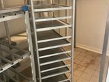 une photo d'une cuisine avec une étagère remplie de plateaux