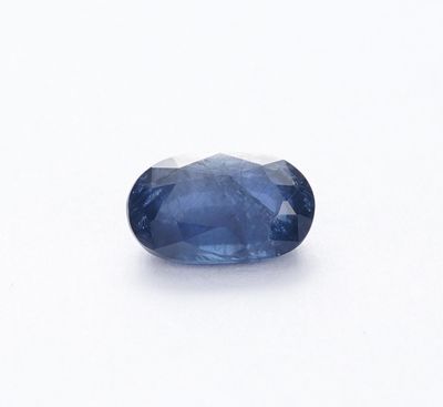 une pierre de saphir bleu sur une surface blanche
