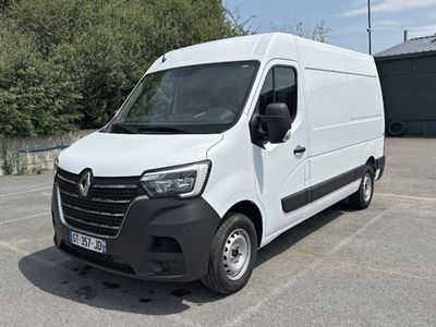 une camionnette blanche garée dans un parking