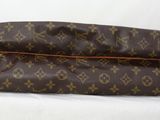 une photo d'un sac Louis Vuitton marron posé sur une surface blanche