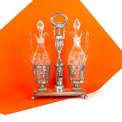 deux vases posés sur un socle, sur un fond orange