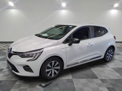 une voiture blanche est garée dans une pièce au sol à carreaux