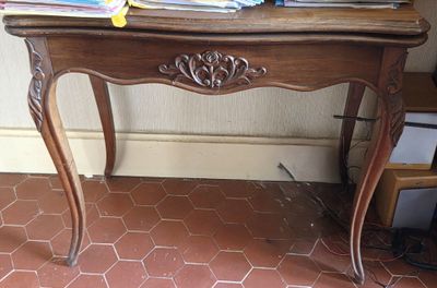 une petite table sur laquelle sont posés plusieurs livres