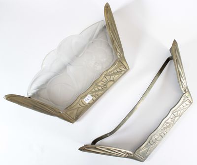 deux couverts posés sur une surface blanche