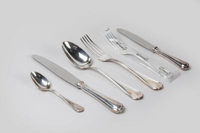 un service d'argenterie comprenant un couteau, une fourchette, une cuillère et une cuillère