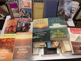 de nombreux livres posés sur une table dans une bibliothèque