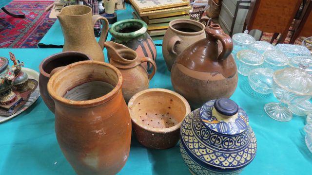 Lot de 7 grès, un pot en terre et un en céramique à décor de figu...