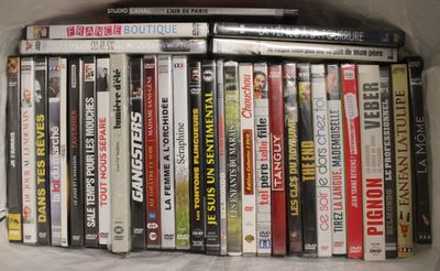 plusieurs dvd empilés sur une étagère
