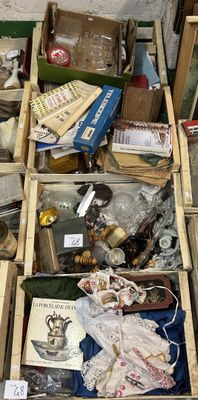 de nombreux cartons d'objets hétéroclites posés sur le sol