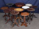 de nombreuses tables aux motifs variés dans une pièce