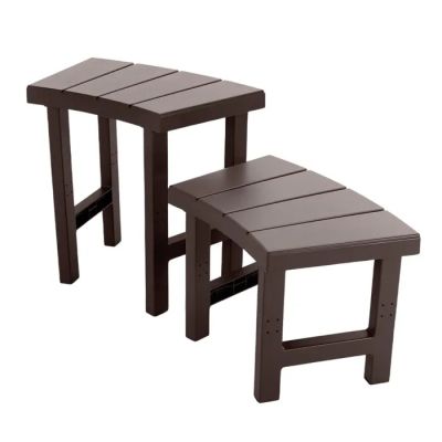deux tabourets en bois marron placés l'un à côté de l'autre sur un fond blanc