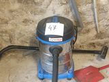 a vacuum that is sitting on the floor next to a wall