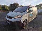 une camionnette blanche garée dans un parking