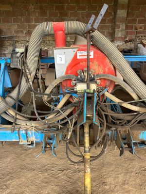 a picture of a machine that is sitting in a garage