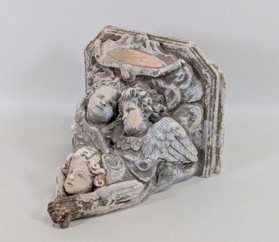 un gros plan sur la sculpture d'une personne allongée sur un lit