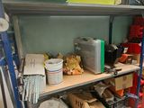 une étagère remplie d'objets hétéroclites dans un garage