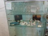 une vitrine en verre contenant de nombreux objets
