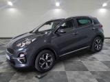 un SUV gris garé dans un garage au sol carrelé