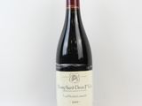 une bouteille de vin posée sur une table