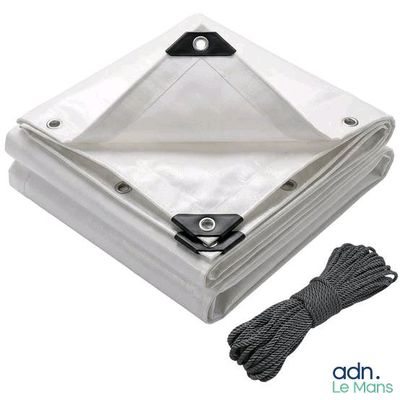 un gros plan sur une bâche blanche avec une corde