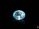 gros plan d'un diamant bleu sur une surface noire