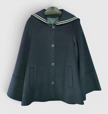 Le manteau est bleu et comporte une bande blanche au niveau du col.