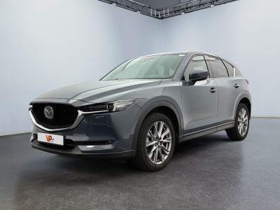 une Mazda CX-5 grise garée dans une grande pièce