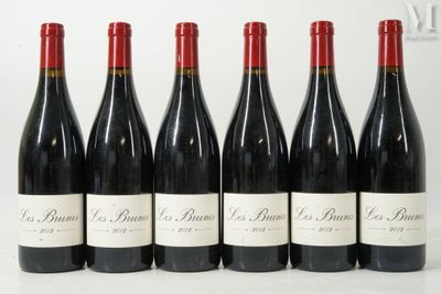 six bouteilles de vin rouge alignées