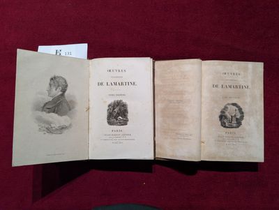 deux livres ouverts posés sur une table recouverte d'une nappe rouge