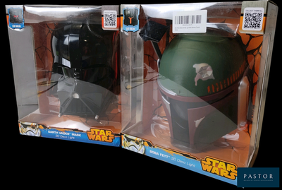 deux casques de Boba Fett de Star Wars, dans leur boîte d'origine