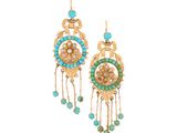 une paire de boucles d'oreilles composées de perles de turquoise et d'or
