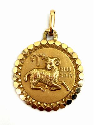 Pendentif plaqué or représentant le signe du zodiaque Bélier, orné de pierres noires et blanches