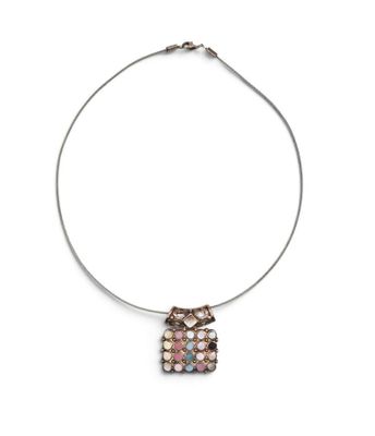 une photo d'un collier orné d'un pendentif de forme carrée