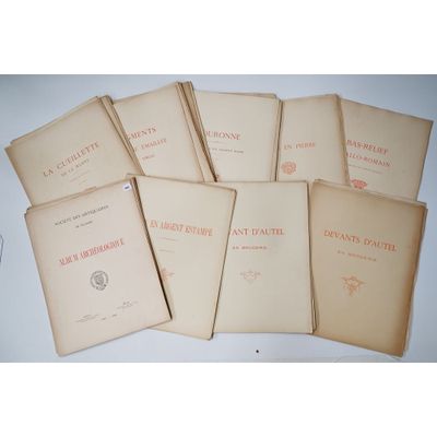 plusieurs livres sont empilés sur une table