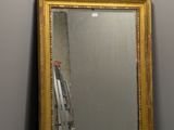 un miroir posé sur une étagère dans une pièce