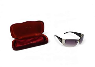 une paire de lunettes de soleil dans un étui, sur fond blanc