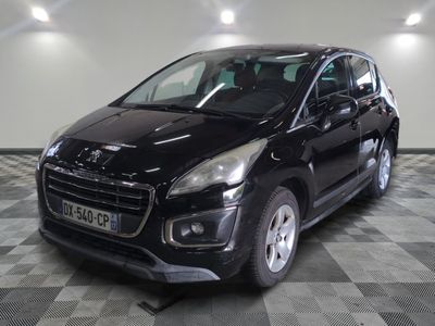 la photo d'une voiture noire garée dans un garage