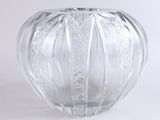 un vase en verre transparent posé sur une table