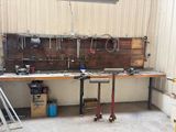 un établi dans un garage avec des outils dessus