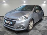 la voiture argentée est garée dans le garage sur un sol en damier